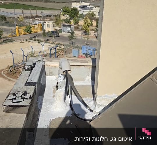 איטום גג עם חומר לבן סביב צינור וכבלים